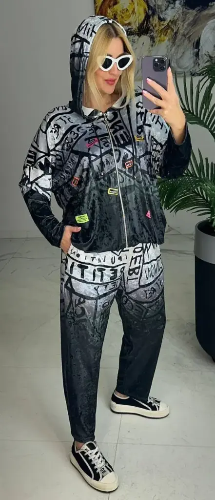 Aksominis laisvalaikio kostiumas 4092