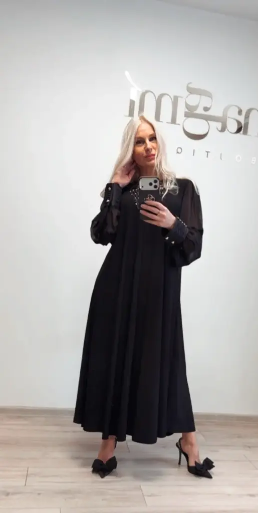 Ilga juoda suknelė progoms