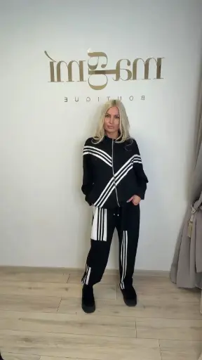 Laisvalaikio kostiumas su juostom