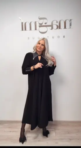 Elegantiška juoda suknelė su dekoruota apykakle