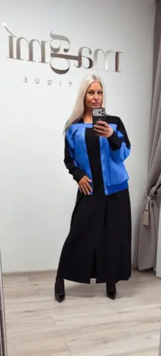 Laisvo silueto, elegantiškai krentanti suknelė